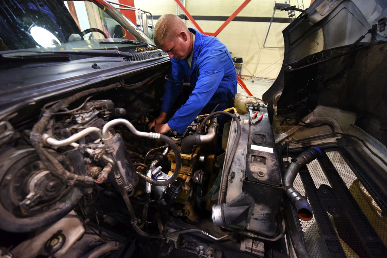 Automechanik nákladních vozidel