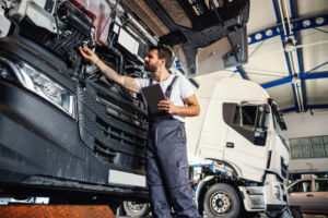 Automechanik nákladních vozidel